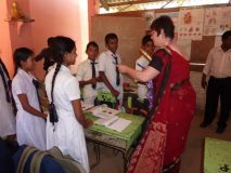 Frau Pinger verteilt Kugelschreiber an Anura-Schüler (Spenden von Firmen, Krankenkassen und Banken)